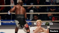Floyd Mayweather fi Tenshin Nasukawa - Saitama Super Arena, Tokyo, Japan - Muddee 31, 2018 Floyiditti gurbaa Jappaan ka dorgommi martial art fi kickboxing beekan,Tenshin Nasukawa akkana qaarise