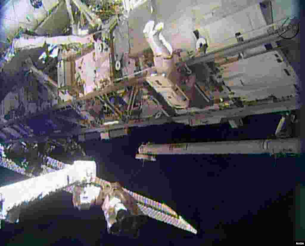 In this image made from video provided by NASA, astronaut Rick Mastracchio performs a space walk outside the International Space Station, Dec. 21, 2013.&nbsp;