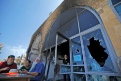 Bangunan restoran Uri Bur di Akko, terlihat hancur terkena serangan akibat meningkatnya konflik di Gaza, 13 Mei 2021.