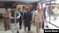 منظور پشتین اور پی ٹی ایم کے دیگر قائدین نے گزشتہ ہفتے پارلیمان کی ایک خصوصی کمیٹی سے بھی ملاقات کی تھی۔ (فائل فوٹو)
