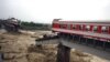 Hai toa tàu đâm xuống sông ở Tây Nam Trung Quốc