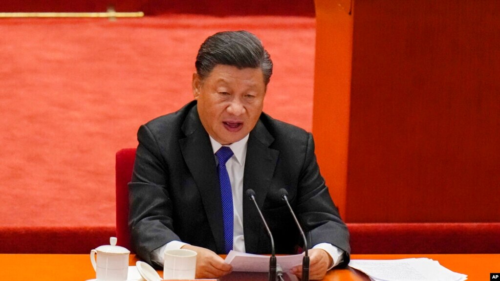 中国领导人习近平在人民大会堂举行的纪念辛亥革命110周年大会上发表讲话。（2021年10月9日）(photo:VOA)