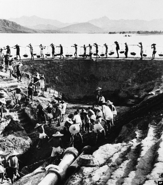 历史照片:河南省卫星人民公社的农民在水库集体劳动。(1959年9月17日)