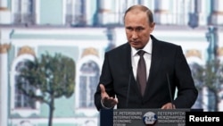 지난 19일 러시아 상트페테르부르크 세계경제포럼에서 블라디미르 러시아 대통령이 연설하고 있다. 프리덤 하우스는 러시아의 지난해 자유도가 10년 만에 가장 큰 폭으로 하락했다고 밝혔다. (자료사진)