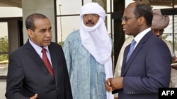 Ibrahim Ag Mohamed Assaleh (à g.), du MNLA, en conversation avec le ministre burkinabè des Affaires étrangères Dijbril Bassolé (à dr.) à Ouagadougou, le 9 juin 2012