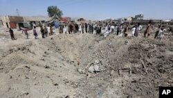 Warga melihat kawah akibat ledakan bom truk di Kabul, Afghanistan (1/8). 