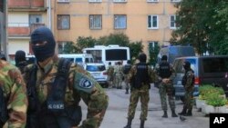 Сотрудники ФСБ в ходе операции в России. Фото АП