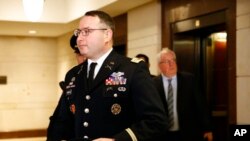 El teniente coronel Alexander Vindman, un funcionario militar del Consejo Nacional de Seguridad, llega al Capitolio en Washington el 29 de octubre de 2019 para comparecer en una audiencia del Comité de Asuntos Exteriores de la Cámara de Representantes.