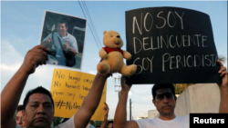 Imagen de archivo de personas sosteniendo fotos y carteles en una protesta por el asesinato del camarógrafo mexicano Javier Rodriguez Valladares, en Cancún, México, el 31 de agosto de 2018. 