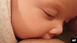 La lactancia materna mejora el coeficiente intelectual de los niños, sostiene un nuevo estudio.