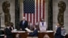 Le vice-président américain Mike Pence et la présidente de la Chambre Nancy Pelosi lors d'une session conjointe du Congrès après avoir travaillé toute la nuit, au Capitole à Washington, jeudi 7 janvier 2021.