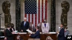 Le vice-président américain Mike Pence et la présidente de la Chambre Nancy Pelosi lors d'une session conjointe du Congrès après avoir travaillé toute la nuit, au Capitole à Washington, jeudi 7 janvier 2021.