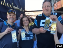 Fans are holding gold tickets for the Super Bowl 50 football game, San Francisco, California, Sunday, Feb. 7, 2016. (photo: P. Brewer/VOA)