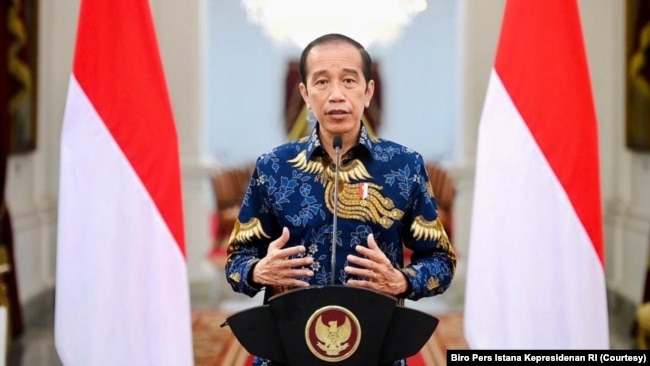 Presiden Joko Widodo mengumumkan Pemberlakuan Pembatasan Kegiatan Masyarakat (PPKM) Darurat, dari Istana Kepresidenan, Jakarta, Kamis, 1 Juli 2021. PPKM Darurat berlaku di Jawa dan Bali pada 3 Juli - 20 Juli untuk meredam lonjakan kasus infeksi COVID-19.(