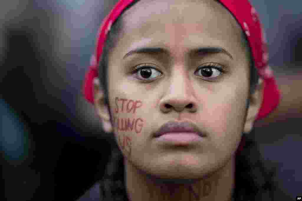 Lucy Siale protests against racism in Oakland, California, Aug. 12, 2017. A group of several hundred demonstrators gathered to decry racism following deadly violence that erupted at a white nationalist demonstration in Charlottesville, Virginia.