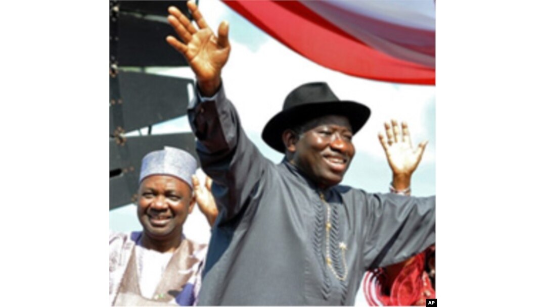Nigerian President Goodluck Jonathan waves to the crowd before their campaign declaration in Abuja on September 18, 2010.