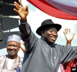 Nigerian President Goodluck Jonathan waves to the crowd before their campaign declaration in Abuja on September 18, 2010.