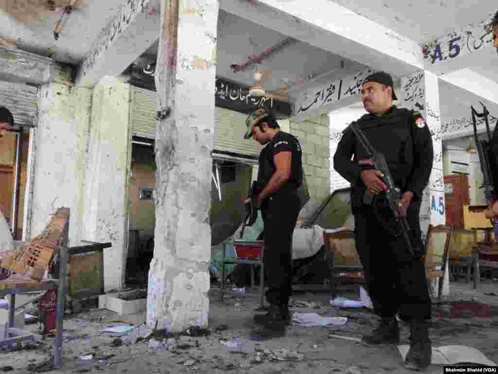 مردان کی ضلع کچہری میں حملہ آور نے پہلے دستی بم پھینکا اور پھر خودکش بمبار نے جسم سے بندھے بارودی مواد میں دھماکا کیا۔