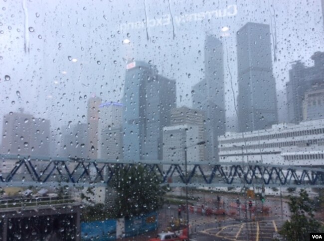台风山竹侵袭香港期间地标建筑 （美国之音记者申华 拍摄）