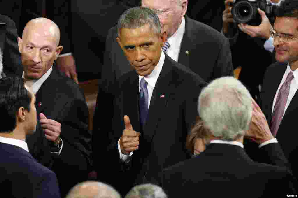 U.S. President Barack Obama gives a thumbs up to Secretary of State John Kerry (R) as he departs after concluding his State of the Union address to a joint session of the U.S. Congress on Capitol Hill in Washington, Jan.20, 2015.