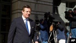 លោក Paul Manafort ដែល​ជា​ប្រធាន​យុទ្ធនាការ​របស់​លោក​ប្រធានាធិបតី ដូណាល់ ត្រាំ ចាកចេញ​ពី​តុលាការ​សហព័ន្ធ​ បន្ទាប់​សវនាការ​នៅ​ក្នុង​រដ្ឋធានី​វ៉ាស៊ីនតោន កាលពី​ថ្ងៃទី២៨ ខែកុម្ភៈ ឆ្នាំ២០១៨។