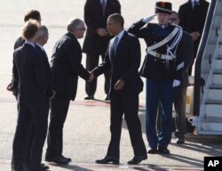 美国总统奥巴马抵达阿姆斯特丹史基浦机场，与前来迎接的荷兰外相蒂默曼斯握手。（2014年3月24日）