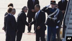 Presiden Barack Obama (kanan) disambut Menteri Luar Negeri Belanda Frans Timmermans (kiri) setibanya di bandara Schiphol Amsterdam, Belanda, Senin (24/3).