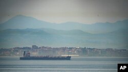 Kapal tanker Clavel saat berlayar di perairan internasional melintasi selat Gibraltar, 20 Mei 2020.