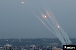 Militan Jihad Islam di Gaza menembakkan roket ke arah wilayah Israel (4/5).