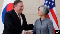 U. S. Secretary of State Mike Pompeo, left, shakes hands with South Korean Foreign Minister Kang Kyung-wha at South Korea's mission, July 20, 2018 in New York.