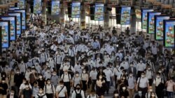 Suasana di Stasiun Shinagawa pada awal hari kerja di tengah pandemi COVID-19, di Tokyo, Jepang, 2 Agustus 2021. (REUTERS/Kevin Coombs)