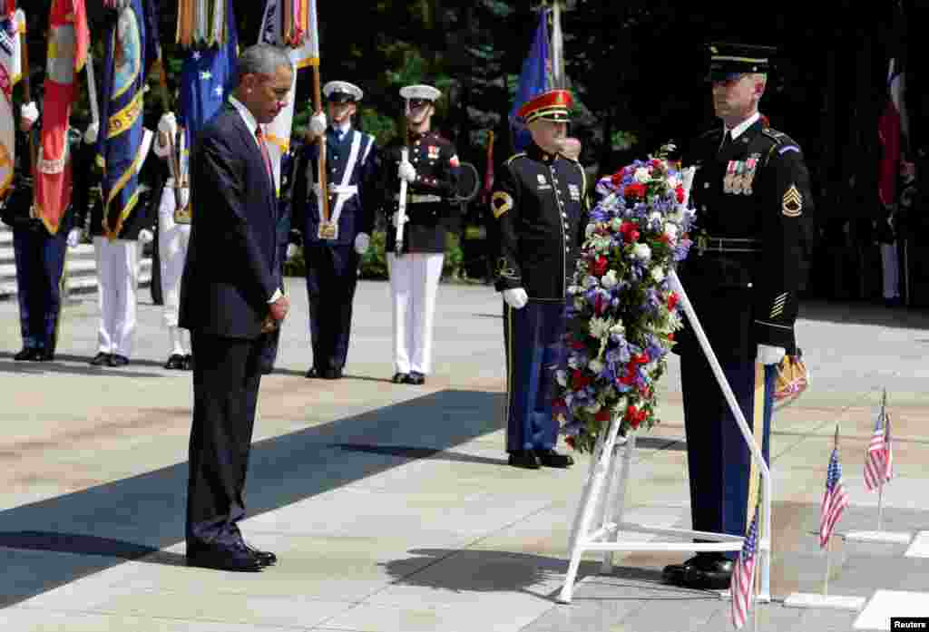 Presiden AS Barack Obama meletakkan karangan bunga di makam tentara tak dikenal dalam peringatan Memorial Day (Hari Pahlawan) di Taman Makam Nasional Arlington (30/5). (Reuters/Yuri Gripas)