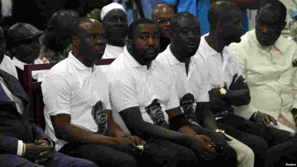 Les membres de Magic System assistent à la ceremonie pour honorer le musicien congolais Papa Wemba à Abidjan, le 27 avril 2016.