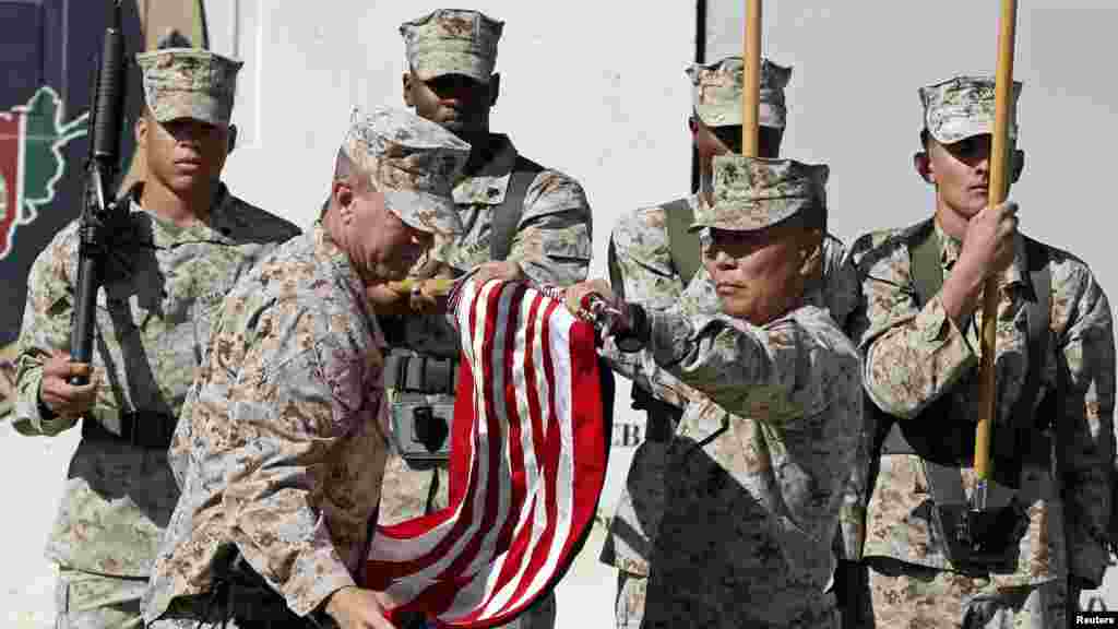 Para marinir AS berdiri tegak dalam upacara serah terima di provinsi Helmand, seiring berakhirnya tugas unit marinir AS dan pasukan tempur Inggris terakhir dalam operasi-operasi di Afghanistan (26/10). (Reuters/Omar Sobhani) 