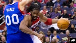 El brasileño Nene, de los Wizards de Washington supera la marca de Spencer Hawes de Filadelfia, en el juego que los capitalinos ganaron 107 a 99.