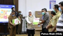 Gubernur Jawa Timur Khofifah Indar Parawansa menyerahkan bantuan 10.000 APD kepada 63 rumah sakit rujukan se-Jawa Timur di Gedung Negara Grahadi (Foto: VOA/ Petrus Riski)