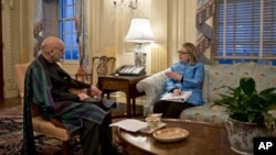 Ngoại trưởng Hoa Kỳ Hillary Clinton tiếp Tổng thống Afghanistan Hamid Karzai tại Bộ Ngoại Giao Hoa Kỳ, 10/1/13