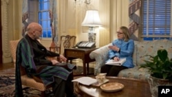 美國國務卿克林頓星期四會見了阿富汗總統卡爾扎伊