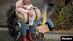 Một người vô gia cư ở trung tâm Los Angeles, California (ảnh tư liệu, 8/2011)