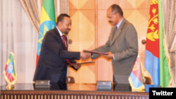 Le président érythréen Issaias Afwerki et le Premier ministre éthiopien Abiy Ahmed à Asmara, Erythrée, le 9 juillet 2018. (Twitter/ Fitsum Arega