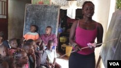 Rebecca Kamara teaches children in Anne-Marie Caulkner's home in Freetown, Sierra Leone, where schools have long been closed because of the Ebola outbreak, Feb. 26, 2015. (Credit: Nina DeVries/VOA)