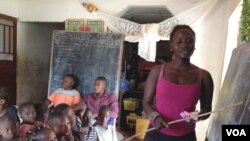 Rebecca Kamara បង្រៀន​ក្មេងៗ​នៅ​មណ្ឌល​កុមារ​កំព្រា​នៅ​ក្នុង​ក្រុង​ហ្រ្វ៊ីថោន (Freetown) ប្រទេស​ស្យ៊ែរ៉ា​ ឡេអូន​ (Sierra​ Leone) កាលពី​ថ្ងៃទី២៦ ខែកុម្ភៈ ឆ្នាំ២០១៥។ 