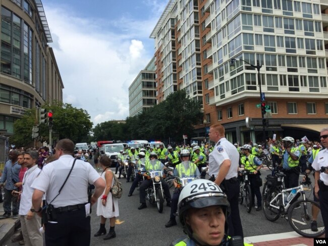 Fuerzas de seguridad reunidas en Washington DC para controlar marchas de antifascistas y ultraderechistas frente a la Casa Blanca.