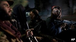 جنگجویان طالبان هنگام گزمه در شهر کابل