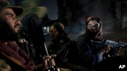 塔利班作战人员在阿富汗喀布尔夜间巡逻（2021年9月12日）