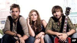 从左到右:Charles Kelley, Hillary Scott, Dave Haywood.Lady Antebellum的新歌Need You Now显出上升强势