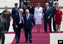 U.S. President Donald Trump and Israeli President Reuven Rivlin walk during welcome ceremony in Tel Aviv, May 22,2017.