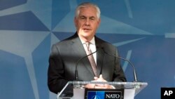 Američki državni sekretar Reks Tilerson obraća se novinarima pre sastanka u sedištu NATO-a u Briselu, 31. marta 2017. (AP Photo/Virginia Mayo, Pool)