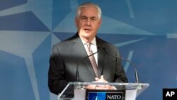 Rex Tillerson, Umushikiranganji ajejwe imigenderanire ya Amerika n'ayandi makungu, mu nama ya OTAN, I Buruseri, m'Ububirigi.