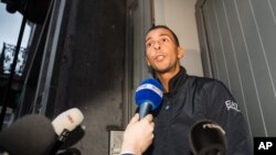 Mohamed Abdeslam, frère de Salah Abdeslam, suspect-clé des attaques de Paris, en cavale, lors d'un entretien avec la presse à Molenbeek près de Bruxelles.